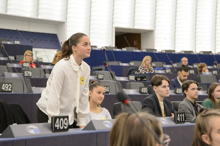 Une jeune fille prend la parole dans l'hémicycle pendant une session Euroscola